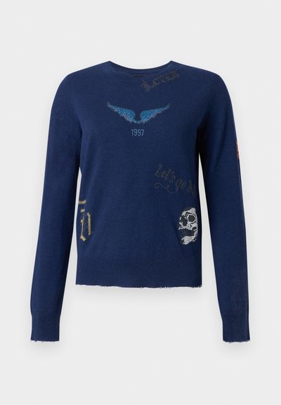 Μπλε ναυτικού τύπου πουλόβερ με μακριά μανίκια, σχέδιο μπλε φτερών, «1987», «Let's go» και γραφικό κρανίο μπροστά, με ριμπ μανσέτες και τελείωμα.