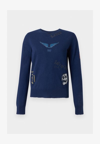 Μπλε ναυτικού τύπου πουλόβερ με μακριά μανίκια, σχέδιο μπλε φτερών, «1987», «Let's go» και γραφικό κρανίο μπροστά, με ριμπ μανσέτες και τελείωμα.