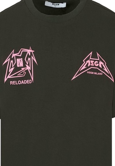 Zwart T-shirt met twee roze MSGM-logo's, één met de tekst "RELOADED" en de ander met "MSGM MILANO" op de borst.