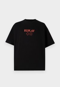 T-shirt in cotone nero con maniche corte, collo rotondo, caratterizzato da un logo rosso "REPLAY" e simboli allineati centralmente sul petto.