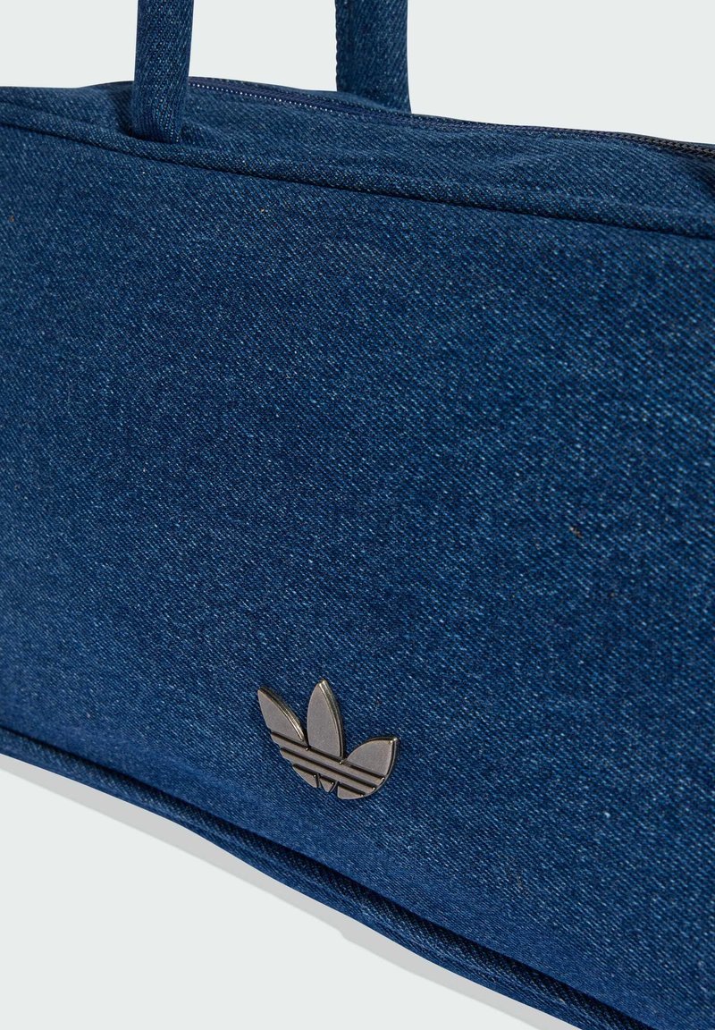 Borsa tote in denim blu scuro con superficie testurizzata. Dotata di due manici e di un accento logo metallico sulla parte anteriore.