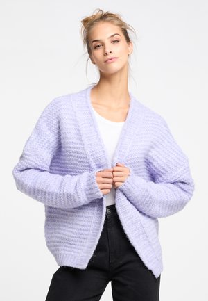 Lavenderfarbene Strickjacke mit strukturiertem Muster, weitem Ärmeln und offenem Design, aus weichem, flauschigem Material. Lässiger Look.