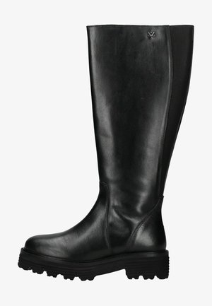Bota de cuero negra hasta la rodilla con un acabado suave, panel lateral texturizado, suela de goma gruesa y un pequeño detalle del logo cerca de la parte superior.