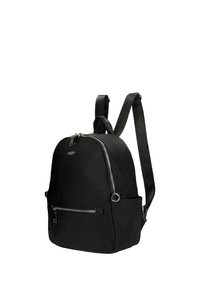 Sac à dos compact noir avec fermetures éclair argentées, bretelles réglables, poche avant et petit logo de la marque sur le panneau supérieur avant.