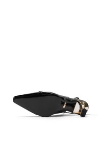 Scarpa con tacco alto in pelle verniciata nera con punta affilata, accentuata da dettagli in oro e una parte posteriore texturizzata. Design elegante con una finitura lucida.