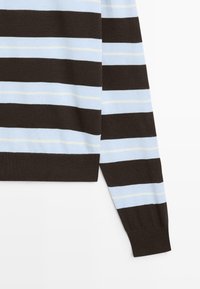 Sweter z długim rękawem w szerokie poziome pasy w kolorze czarnym i jasnoniebieskim oraz cienkie białe linie, z prążkowanymi ściągaczami na mankietach i dole, przedstawiony na białym tle.