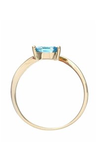 Zlatý prsteň s oválnym modrým drahokamom zasadeným v štvorprstencovom uchytení, s hladkým, lešteným pásikom a elegantným dizajnom.