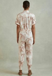Reiss REGULAR FIT - KAIA TROPICAL PRINT BELTED - Buksedragter - blush