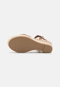Sandal in tessuto marrone con suola in gomma testurizzata, caratterizzata da un plateau in stile espadrilles e una fascia regolabile con fibbia. Taglia 37 indicata.