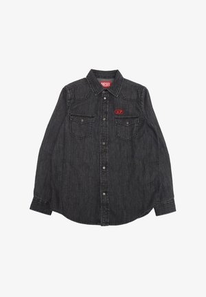 Camicia nera in denim a maniche lunghe con colletto a punta, due tasche sul petto, chiusura con bottoni argentati e un logo rosso vicino al collo.