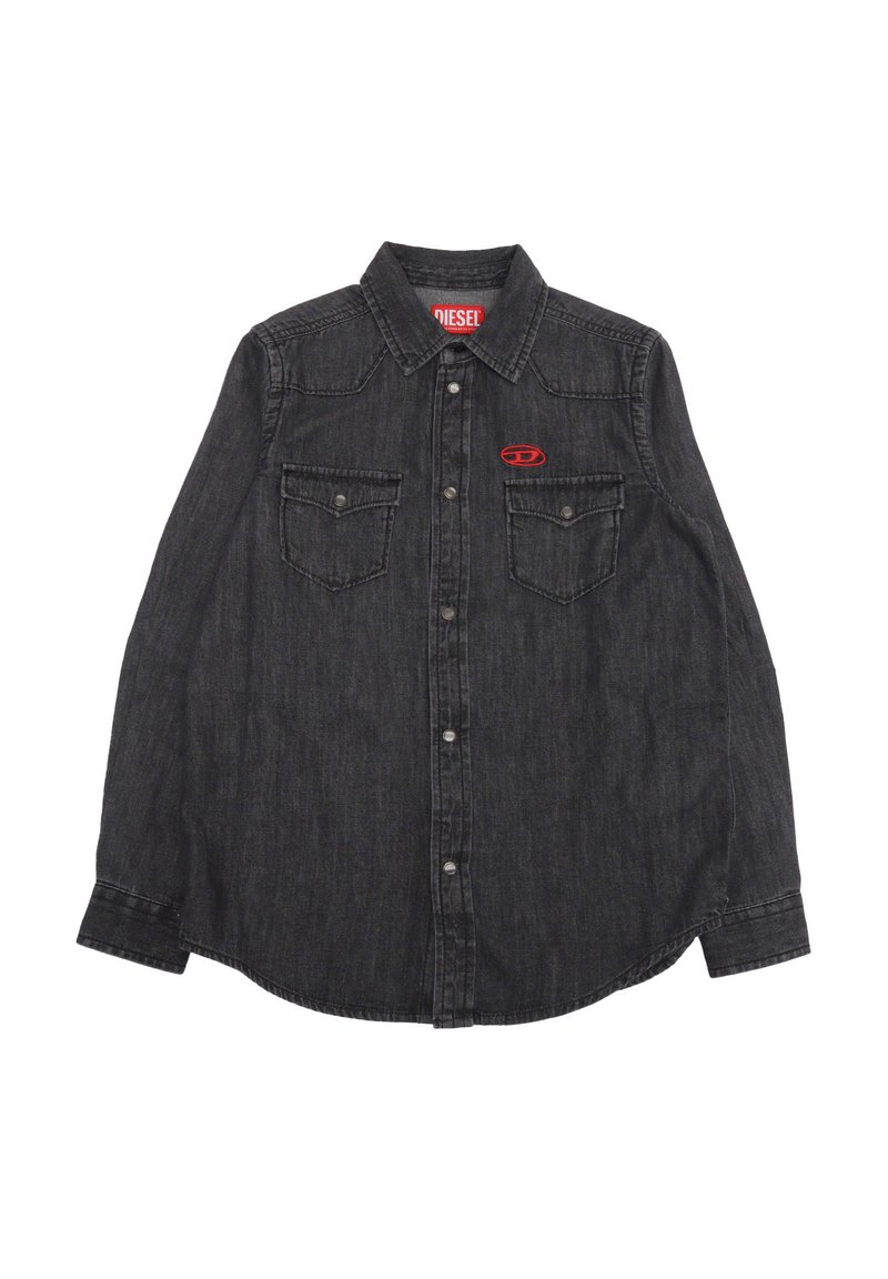 Camicia nera in denim a maniche lunghe con colletto a punta, due tasche sul petto, chiusura con bottoni argentati e un logo rosso vicino al collo.