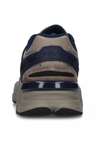 Sneakers blu navy e beige con dettagli in mesh, colletto imbottito prominente, suola spessa e accenti in gomma nera. Logo del marchio sul tallone.