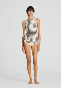 Canotta a righe in beige e marrone scuro, design senza maniche, stile aderente, abbinata a mutandine di colore neutro, modella in piedi a piedi nudi.