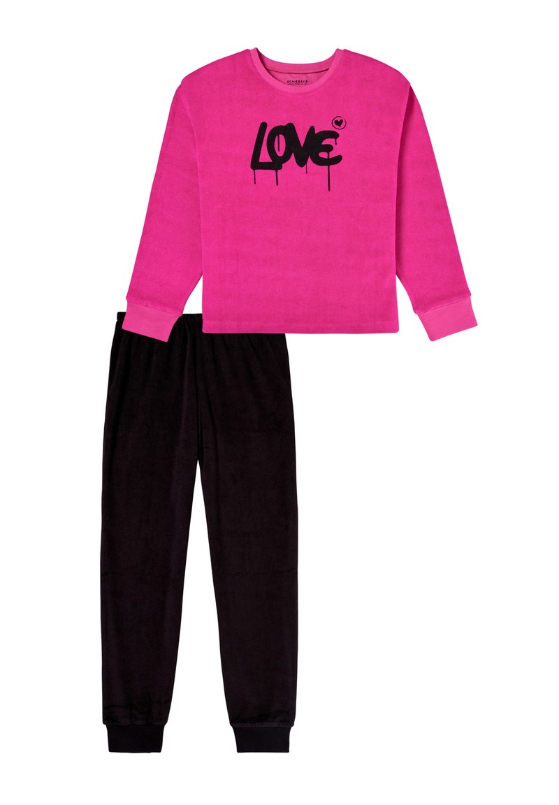 Fleece pyjamasæt bestående af en langærmet pink topp med sort "LOVE" tryk og matchende sorte bukser med elastisk talje.