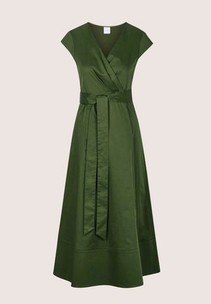 Groene mouwloze wikkeljurk met V-hals en lange tailleband, uitlopende midirok en brede zoom.