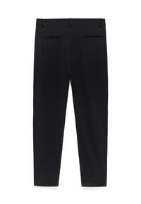 Pantaloni neri in tessuto liscio, con gambe dritte, due tasche posteriori e passanti per cintura stretti. Nessun abbellimento o motivo visibile.