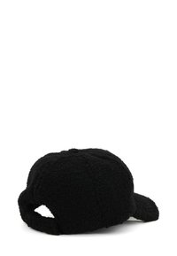 Cappello nero realizzato in materiale felpato testurizzato, con una visiera curva e una fascia regolabile sul retro. Forma arrotondata con design a sei pannelli.