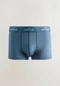 Pánské boxerky v tmavě modré barvě, s měkkým pasem s brandingem "NEXT SIGNATURE", vyrobené z lehké, elastické tkaniny.