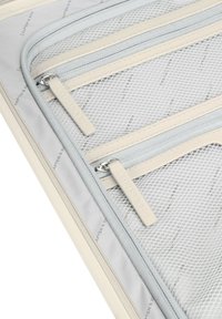 Grau Netz-Reißverschlussbeutel mit cremefarbenen Akzenten und Marken-Etiketten, der mehrere Fächer zur Organisation bietet und ein reibungsloses Reißverschlusssystem hat.