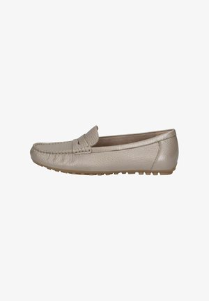 Licht beige lederen loafers met een gestructureerde afwerking, gesloten neus en een decoratieve gestikte accenten. Rubberen zolen met kleine antislip nopjes.