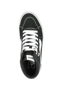 Zapatilla alta de lona negra con cordones blancos, presenta una franja lateral blanca y detalles de costura, logotipo de la marca en la lengüeta y cuello acolchado.
