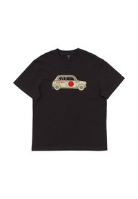 Camiseta de algodón negra con un gráfico de un coche vintage color crema adornado con un círculo rojo y texto en el lateral. Diseño clásico de cuello redondo.