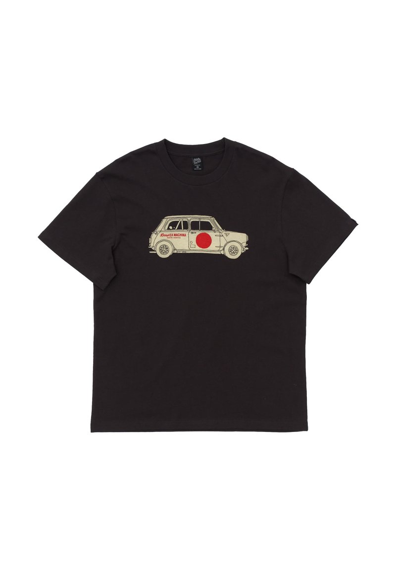 Camiseta de algodón negra con un gráfico de un coche vintage color crema adornado con un círculo rojo y texto en el lateral. Diseño clásico de cuello redondo.