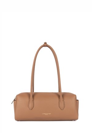 Sac à main rectangulaire en cuir marron clair avec de longues anses courbées, fermeture éclair sur le dessus et logo "Lancaster Paris" en lettres dorées au centre à l'avant.
