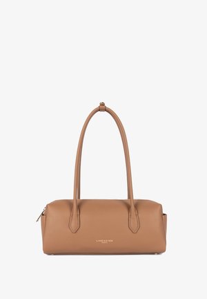 Sac à main rectangulaire en cuir marron clair avec de longues anses courbées, fermeture éclair sur le dessus et logo "Lancaster Paris" en lettres dorées au centre à l'avant.