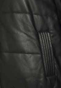NIKKIE ADLEY PUFFER - Casaco de pele sintética - black