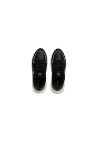 Sneakers neri con tomaia in pelle liscia, suola in gomma bianca e cuciture dorate a contrasto. Presentano un design con lacci e un colletto imbottito.
