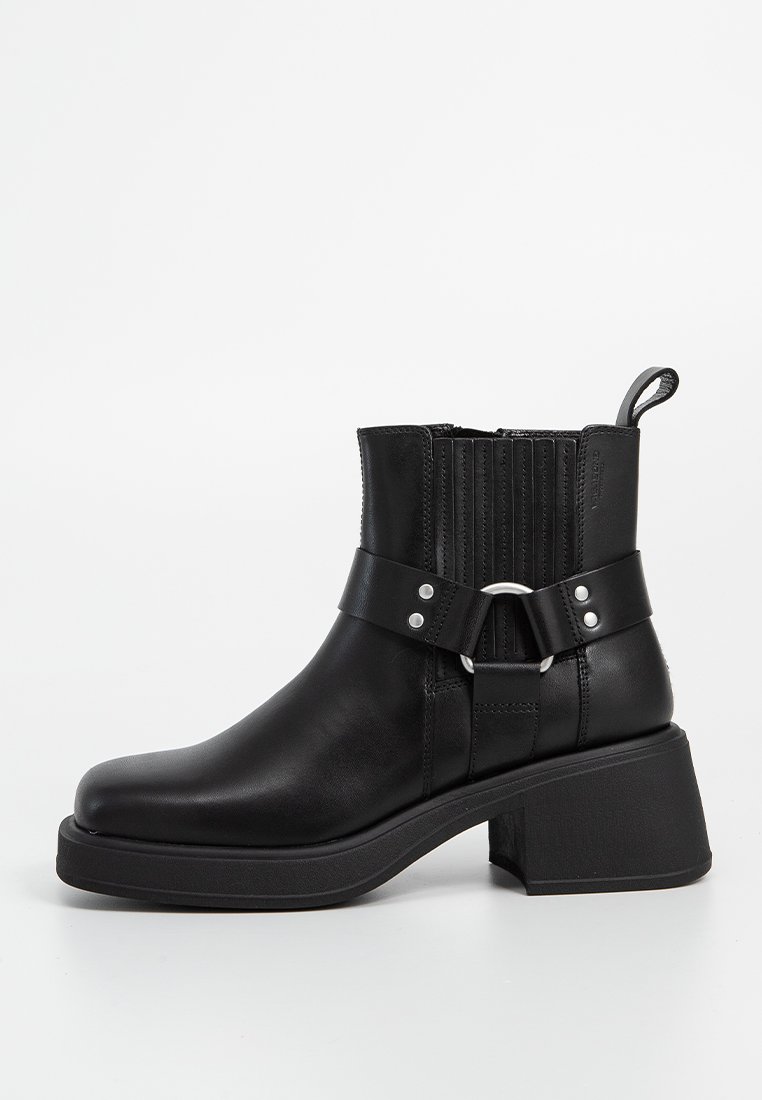 Zwarte enkellaarsjes van leer, met een ribbelige bovenkant, een zilveren gespaccent en een chunky hak. Gladde textuur en eigentijds ontwerp.