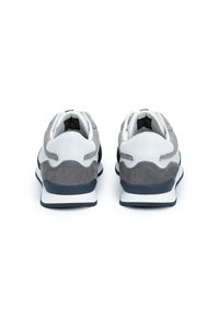 Szare i białe sneakersy wykonane z zamszu i skóry, z okrągłym noskiem, wyściełanym językiem i teksturowaną gumową podeszwą.