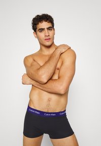 Calvin Klein Underwear LOW RISE TRUNK STRETCH 3 PACK - Cuecas boxer - grape glimmer/pale orchid/purple