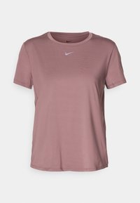 Fioletowa, krótko rękawowa koszulka sportowa Nike z okrągłym dekoltem oraz małym, jasnofioletowym logo Swoosh na piersi i czarnym logo Swoosh wewnątrz kołnierza.