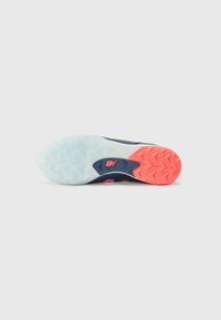 Suela de zapato con un patrón texturizado; predominantemente en azul marino con acentos en azul claro y coral. Presenta un logotipo en el lado lateral.