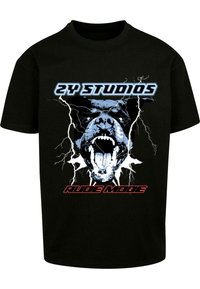 Melns kokvilnas t-krekls ar grafisku druku, kurā attēlots rēcošs suns ar elektriskās strāvas akcentiem, "2Y STUDIOS" zilā krāsā un "RUDE MODE" sarkanā krāsā.