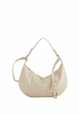 Bolso de mano de cuero color crema con forma de media luna, cremallera en la parte superior, correa de hombro ajustable y detalles en tono dorado.