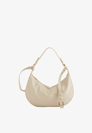 Sac à main en cuir couleur crème en forme de croissant, avec une fermeture éclair sur le dessus, une bandoulière réglable et des détails en métal doré.