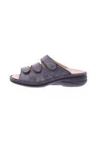 Infradito grigi con tre cinturini regolabili in Velcro, materiale superiore testurizzato, punta aperta e suola nera sagomata per il comfort.