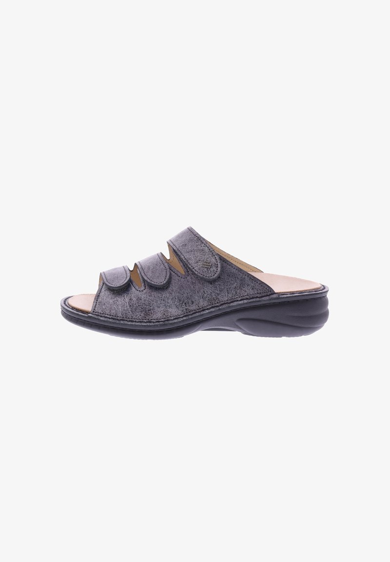 Infradito grigi con tre cinturini regolabili in Velcro, materiale superiore testurizzato, punta aperta e suola nera sagomata per il comfort.