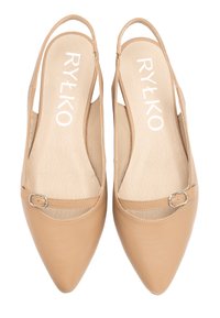 Beige-nahkainen slingback-kengät, joissa on terävä kärki, yksinkertainen solki ja leikattu muotoilu hengittävyyden parantamiseksi. Liukas pinta kauttaaltaan.