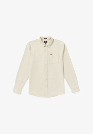 Camicia a maniche lunghe beige chiaro con colletto, taschino singolo sul petto e texture liscia. Presenta un piccolo etichetta del marchio sopra la tasca.