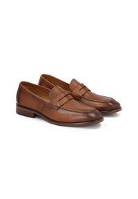 Brūni ādas loafers ar gludu apdari, ar izšūtu mokasīnu stila pirkstu un viegli uzvelkamu dizainu, kas papildināts ar vienkāršu siksniņas detaļu.