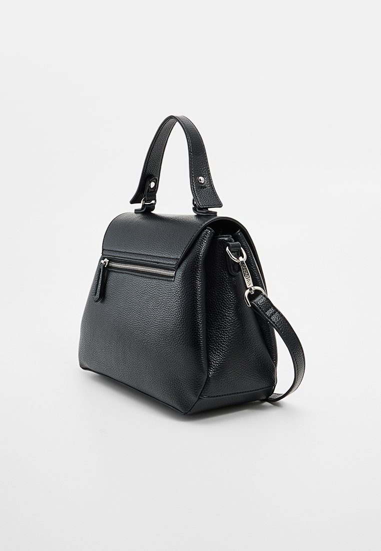 Sac à main en cuir noir avec un design structuré, surface texturée, poignées courtes et une bandoulière amovible. Comprend une poche zippée.