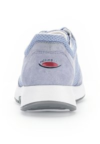Světle modrá sportovní obuv s síťovaným svrškem, semišovými akcenty, bílou odpruženou podrážkou a malým červeným logem na patě.