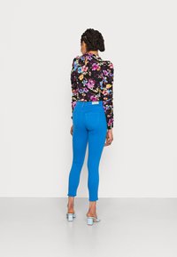 ONLY ONLBLUSH ANKRAW - Calças de ganga de corte skinny - strong blue