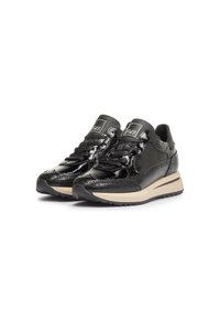 Zapatos deportivos negros con un acabado brillante de charol, acentos texturizados, diseño con cordones, y una suela beige con una ligera elevación.