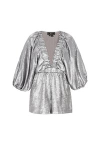 Fémes ezüst overall mély V-nyakkivágással és fodros szegéllyel. Feldúlt ujjakkal és rugalmas derékkal rendelkezik. Simított, tükröződő textúrájú.