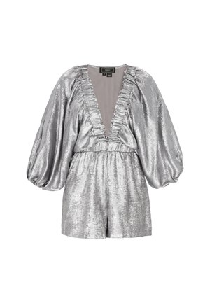 Combinaison argentée métallisée avec un col en V profond et un bord volanté. Comprend des manches ballon et une taille élastique. Texture lisse et réfléchissante.